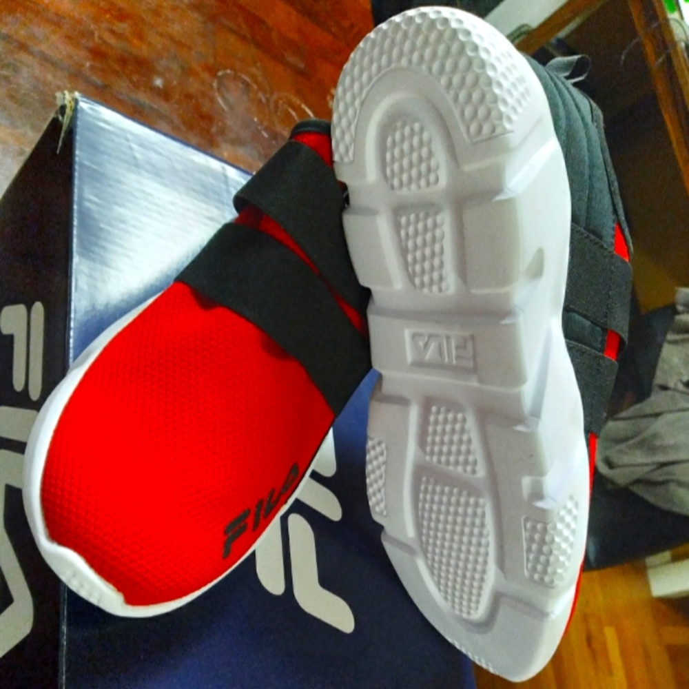 Men's size 9 Fila Decryption